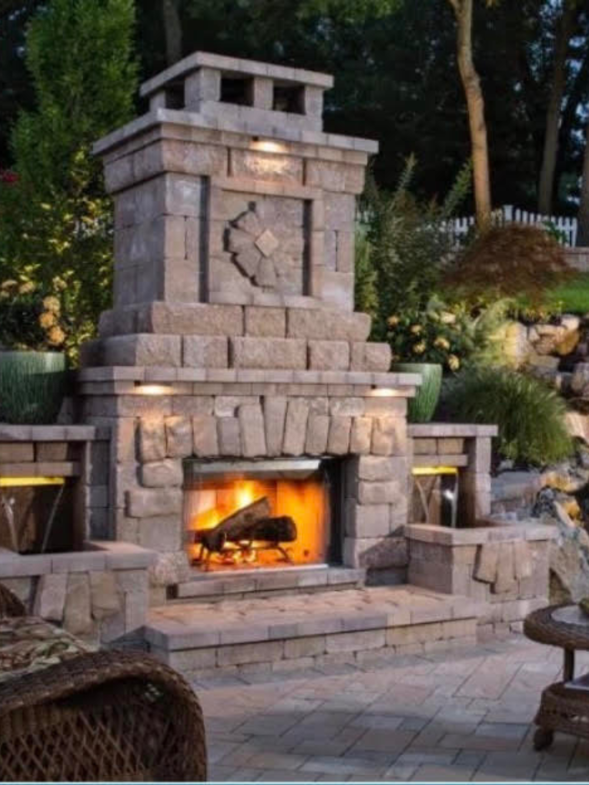 Hardscape Outdoor Fireplace 2/2